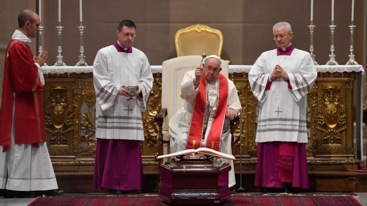 A San Pietro le esequie del cardinale Martino, il rito presieduto dal Papa