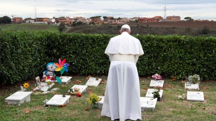 Papa Francesco, il 2 novembre, celebrerà la commemorazione dei defunti al Cimitero Laurentino