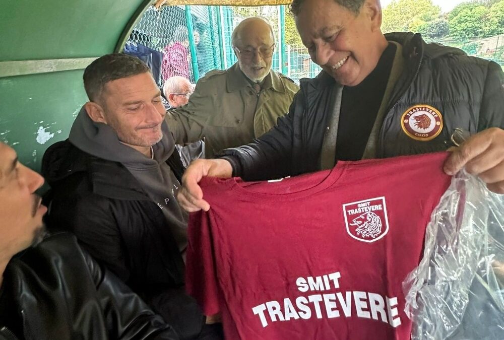 Serie D, Francesco Totti torna a Trastevere dopo 40 anni per seguire il figlio Cristian. L’omaggio del club