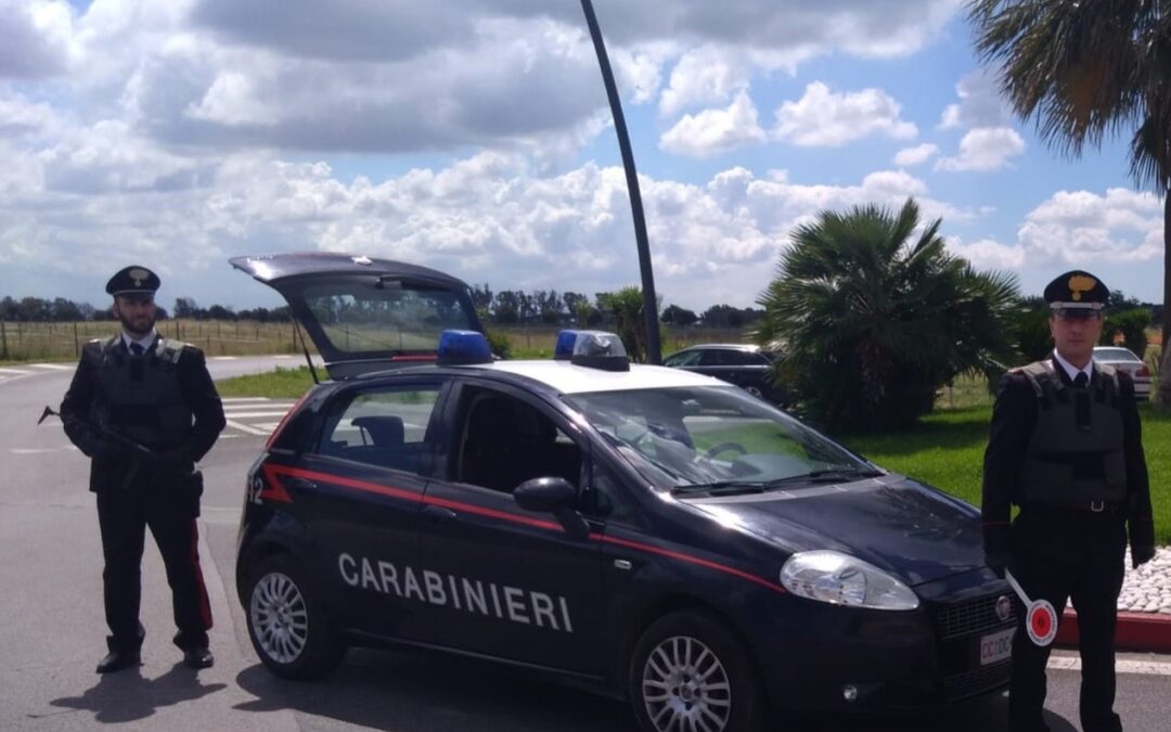 Donna arrestata per tentata rapina e lesioni a pubblico ufficiale, denunciato il fratello minorenne