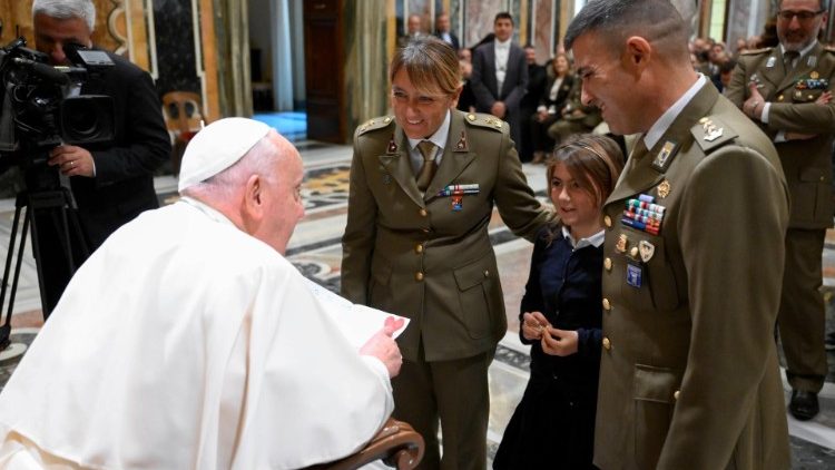 Il Papa ai militari italiani: “Grazie per l’aiuto ai deboli durante guerre e calamità”