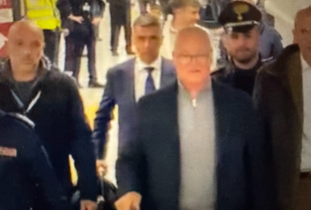 Roma, Claudio Ranieri accolto a Fiumicino da 200 tifosi. Domani l’ufficializzazione