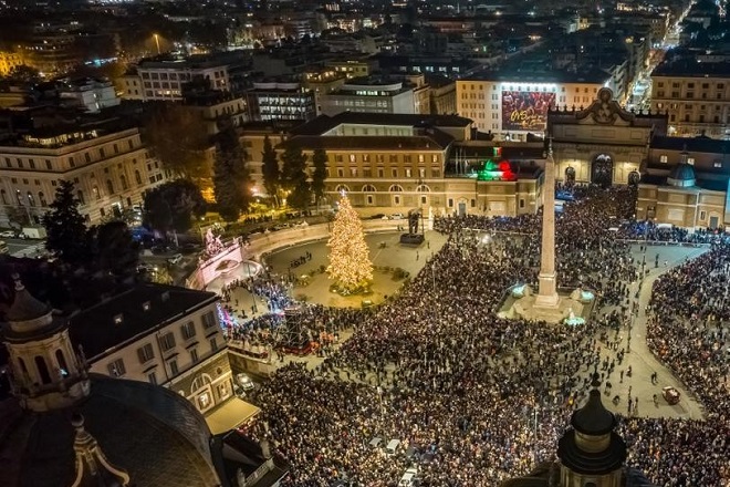 Natale, domani l’accensione dell’albero in piazza del popolo e delle luminarie in via del corso