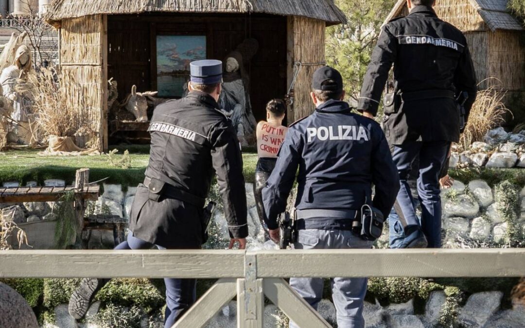 San Pietro: attivista di Femen prova a rubare Gesù Bambino dal presepe, fermata dalla Polizia