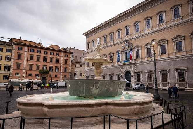 Piazza Farnese, restaurate facciata del Palazzo e fontane. Gualtieri: “Una meraviglia del mondo”