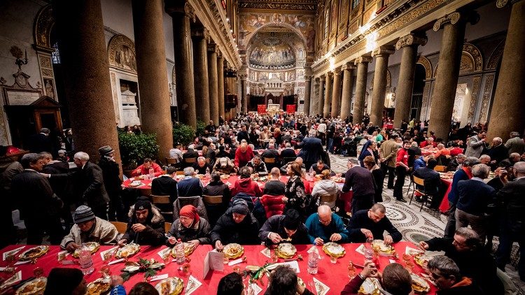 Il Natale di Sant’Egidio nella basilica di Santa Maria in Trastevere: “Pranzo che vince la solitudine”