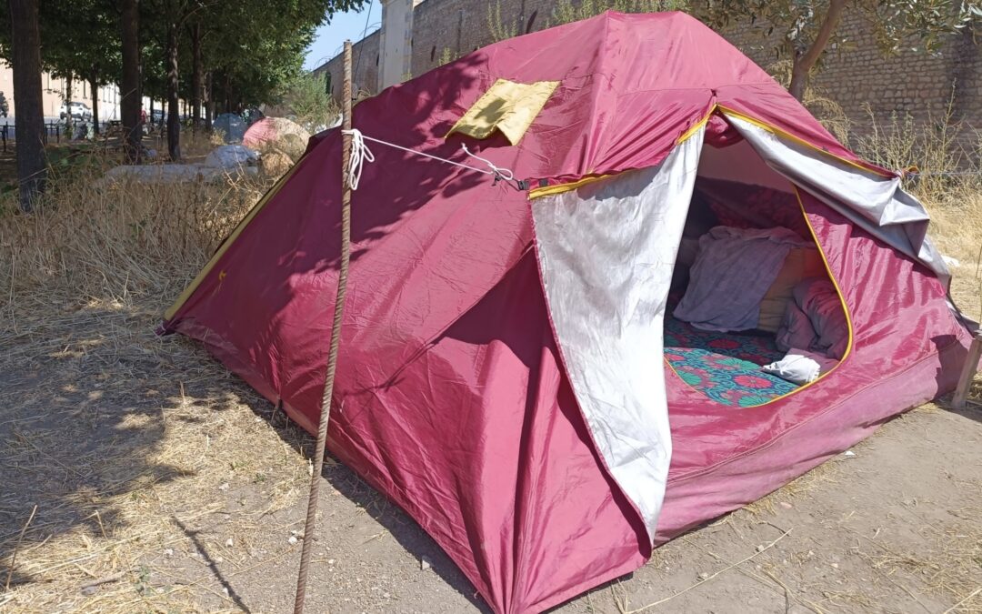 Senzatetto trovato morto a Ostia nella sua tenda. Probabilmente è stato ucciso dal freddo