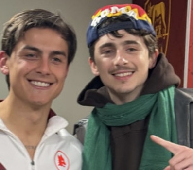 L’attore Timothée Chalamet all’Olimpico per vedere la sua amata Roma. Il siparietto con Totti