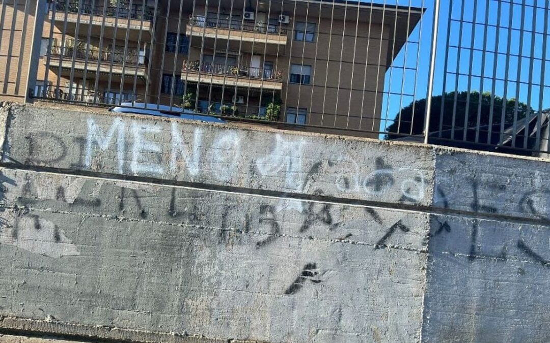 ‘Meno 1 Acab’: scritta sul muro in via Torrevecchia dove perse la vita l’agente Amar Kudin