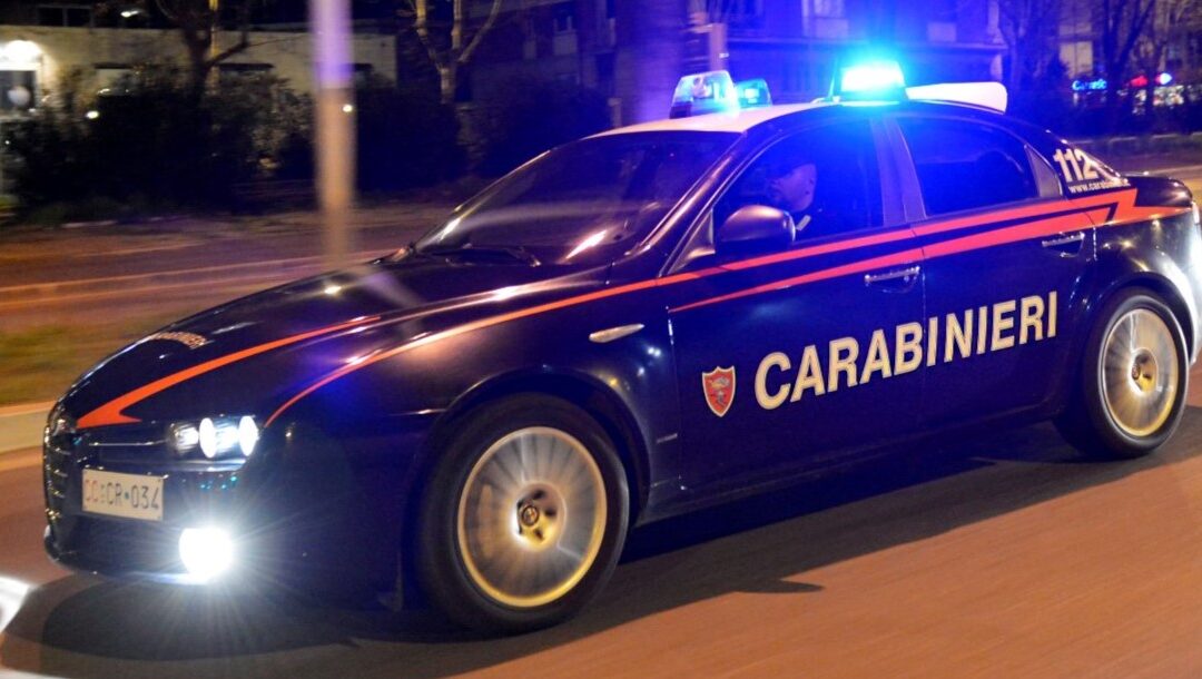 Minaccia il padre col coltello e lo colpisce con un pugno al volto: arrestato 24enne