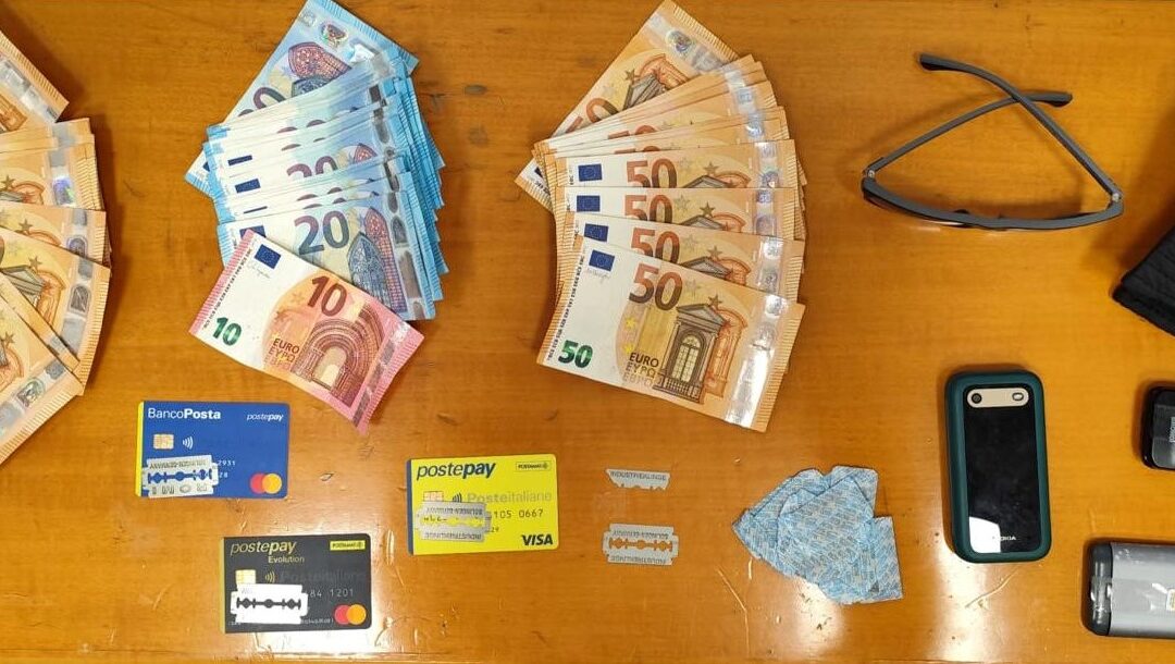 Si fingevano operatori di banca o poliziotti per estorcere i codici delle carte di credito rubate: due arresti